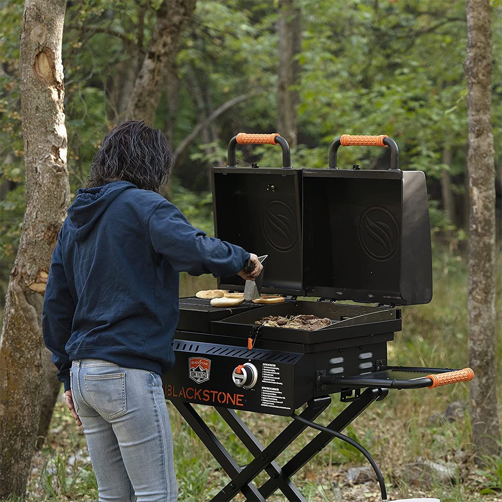 BLACKSTONE ON THE GO グリル Amazon.com : Blackstone On The Go Tailgator Grill Griddle Combo
